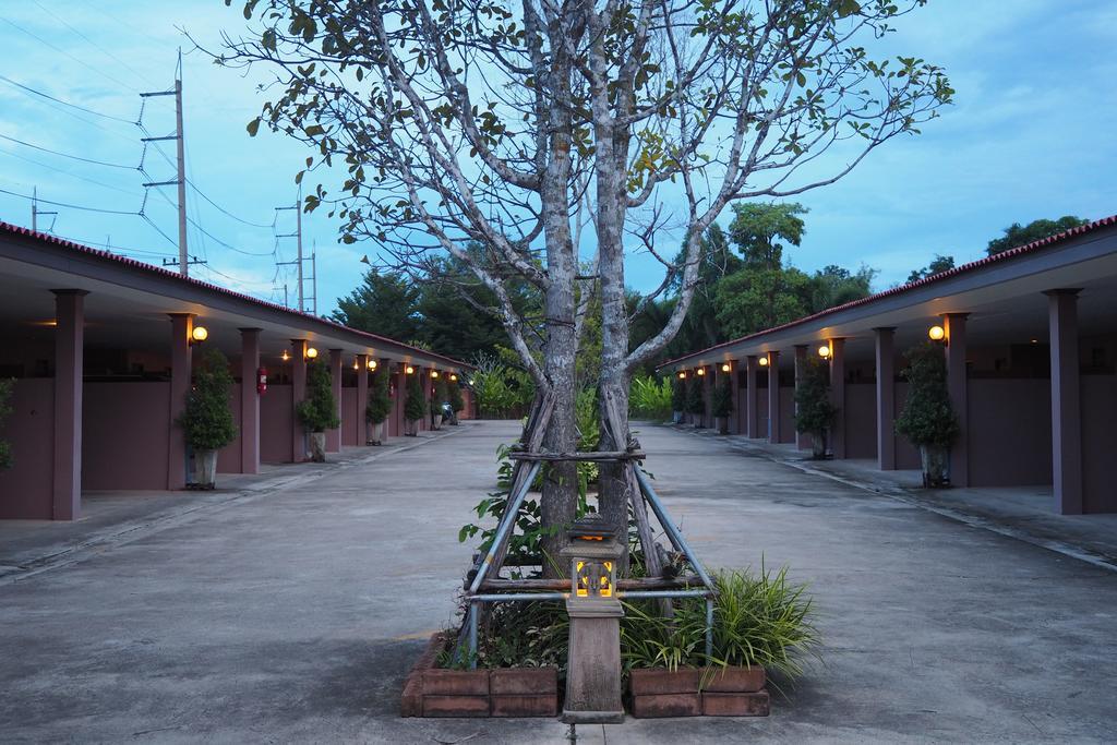 Rimmueng Resort Phanom Sarakham Exterior foto