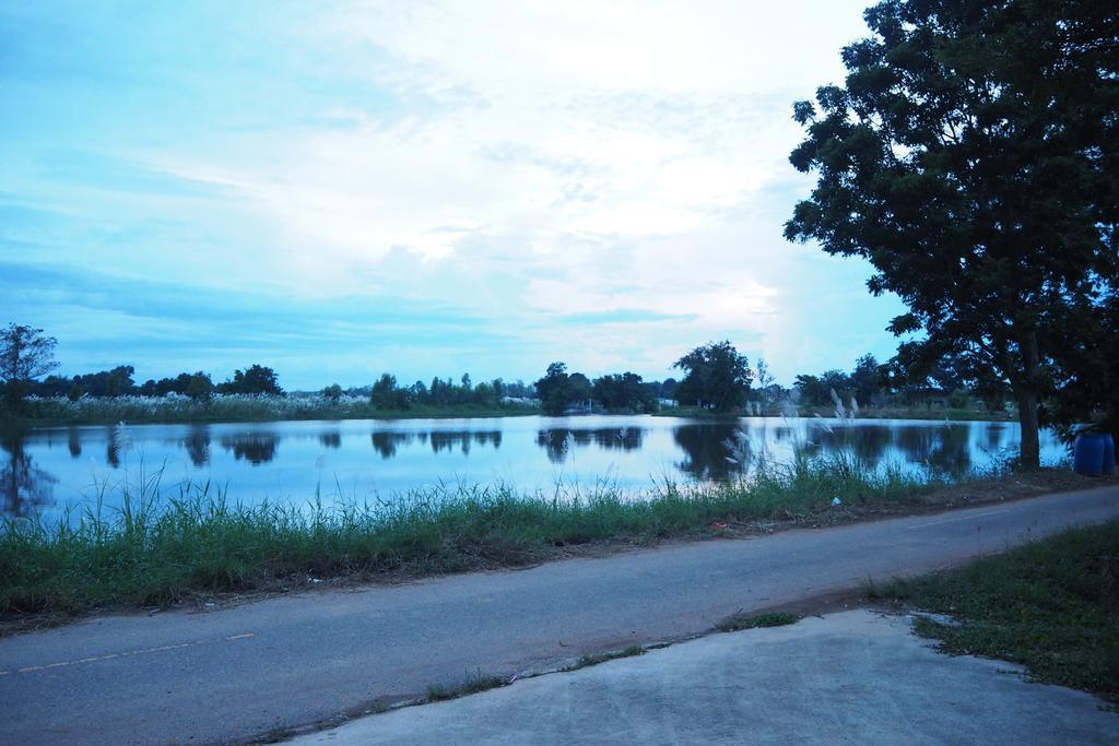 Rimmueng Resort Phanom Sarakham Exterior foto
